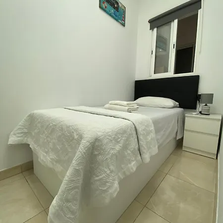 Singol In Shared In Cristianos Playa Vistas ホームステイ アロナ